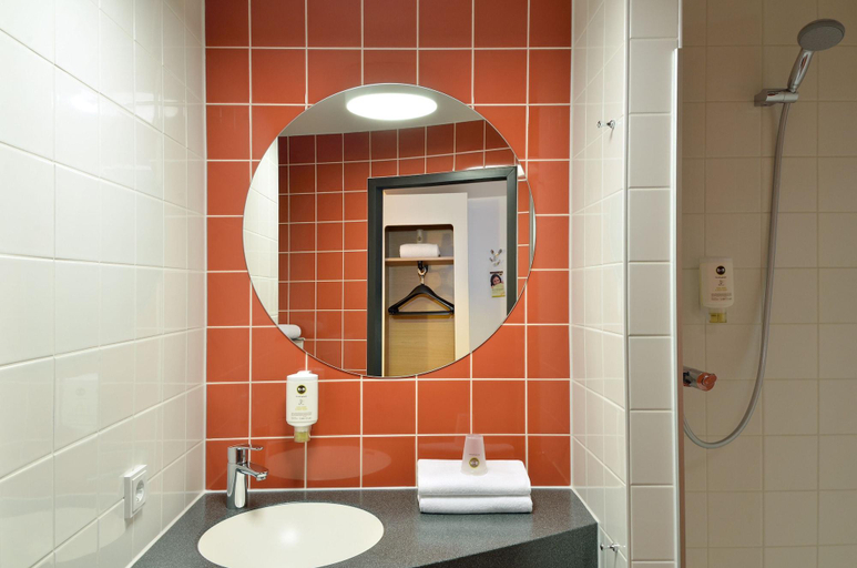 Bathroom 4, B&B Hotel Bonn, Bonn