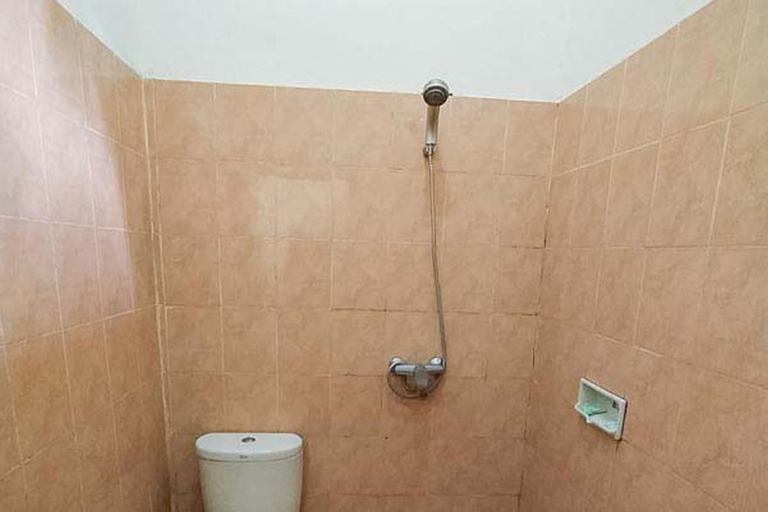 Bathroom 4, Oka Homestay Mitra RedDoorz, Lombok
