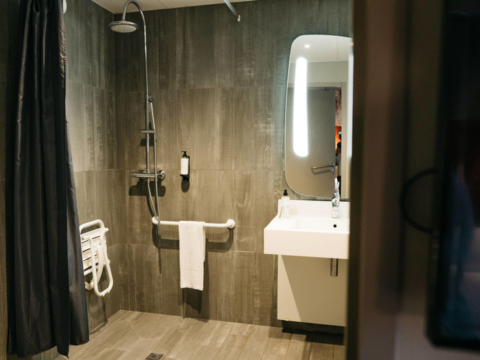 Bathroom 3, ibis Quimper, Finistère
