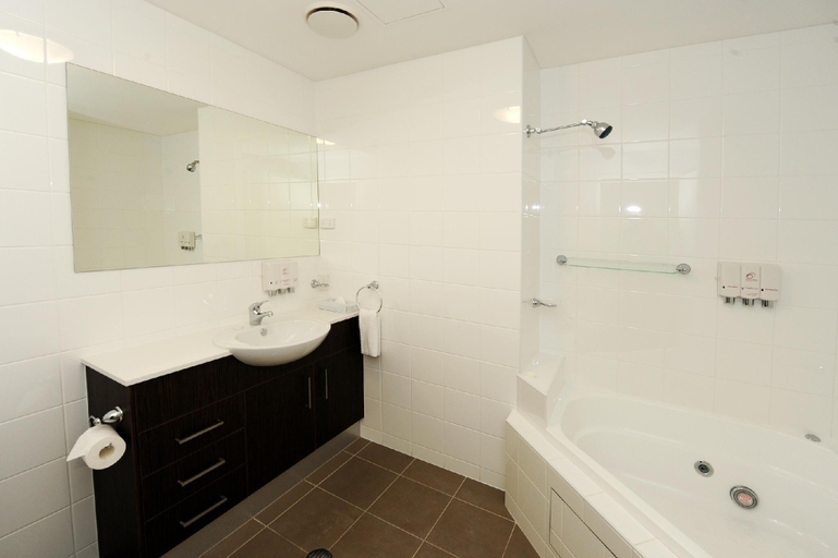 Bathroom 4, Gladstone City Central Apartment Hotel, Gladstone