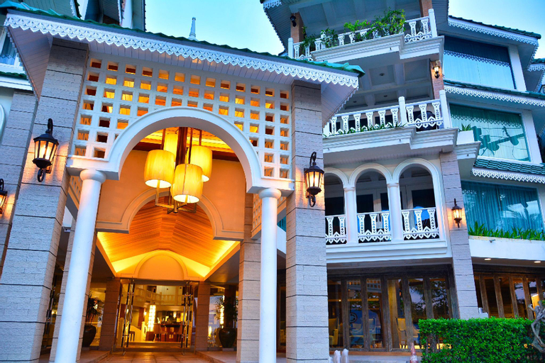 Exterior & Views 29