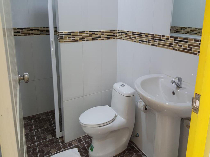 Bathroom 4, Charoensuk Grand Hotel, Kabin Buri