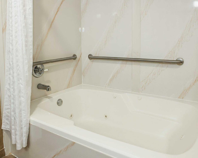 Bathroom 3, Comfort Inn Edinburgh - Columbus, Bartholomew