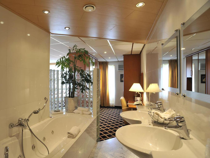 Bathroom 3, TULIP INN BERGEN OP ZOOM, Bergen op Zoom
