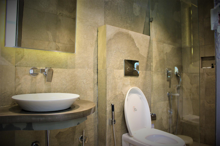 Bathroom 2, Lakeside Inn, Nainital