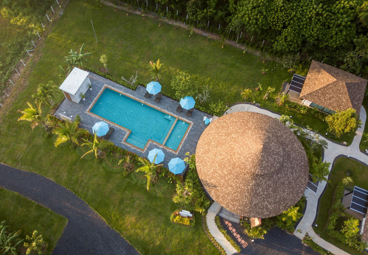 Exterior & Views 18