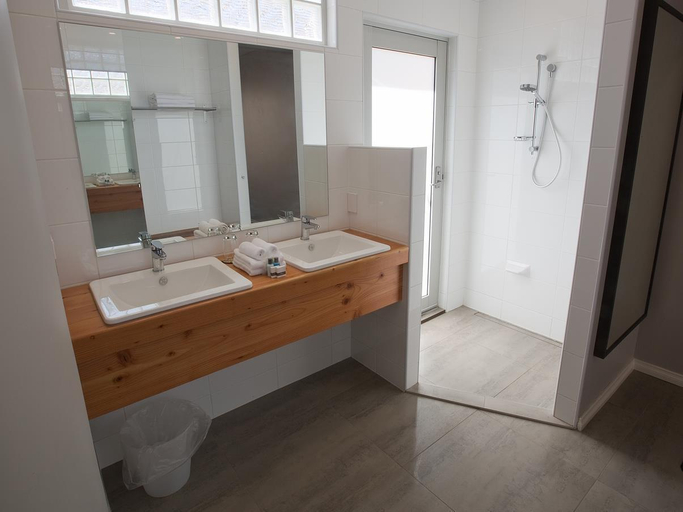 Bathroom 4, 30 Arundel Accommodation, Fremantle