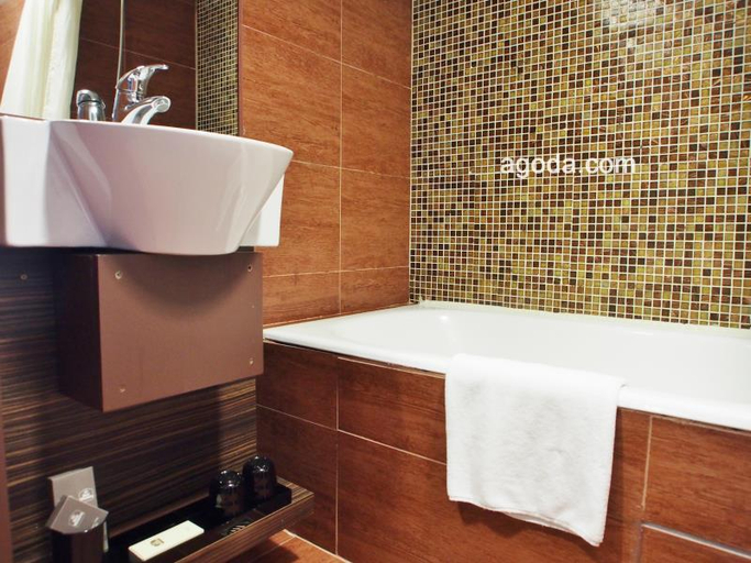 Bathroom 4, Ramada Grand Tsim Sha Tsui, Kowloon