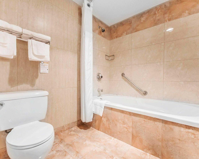 Bathroom 4, Quality Inn, Thompson-Nicola