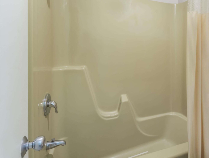 Bathroom 4, Days Inn by Wyndham Bedford, Bedford City