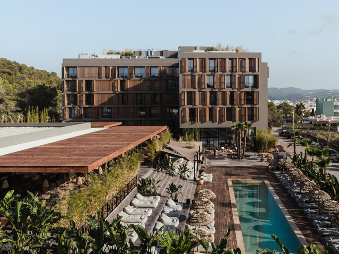 Exterior & Views