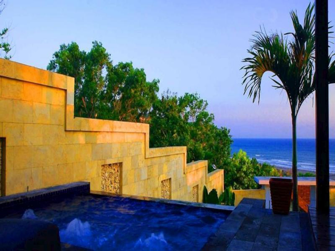 Exterior & Views 29