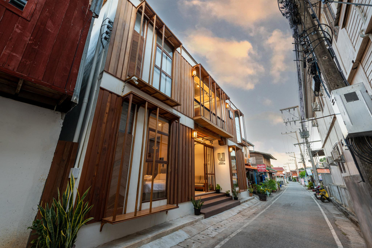 Exterior & Views