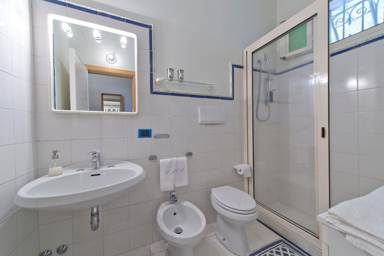 Bathroom 2, Unique, waterfront Villa la Madonnina for 6, waterfront, pool, parking, Salerno