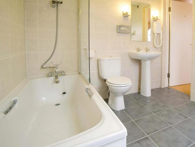 Bathroom 4, Royal Clifton Hotel, Sefton