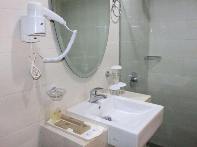 Bathroom 5, Marina Mamberamo Hotel, Sorong