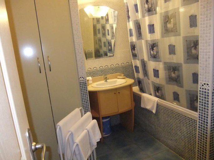 Bathroom 3, Hotel Le Kerveguen, Saint-Paul