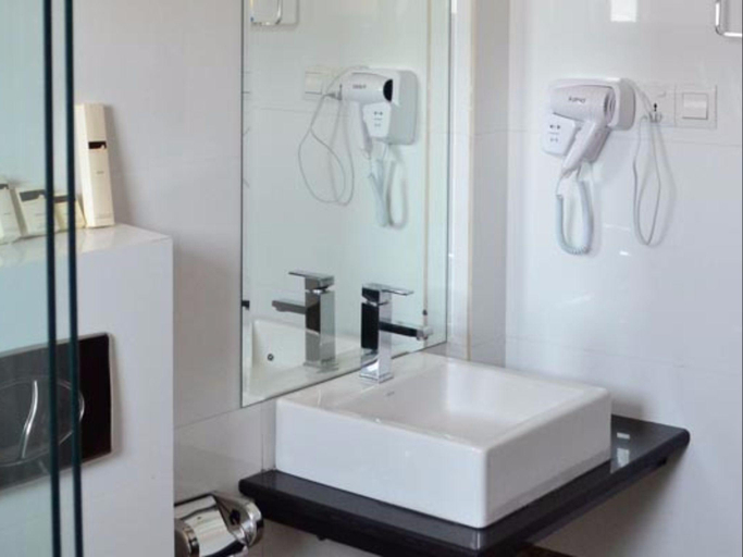 Bathroom 4, Valampuri Hotel, Jaffna