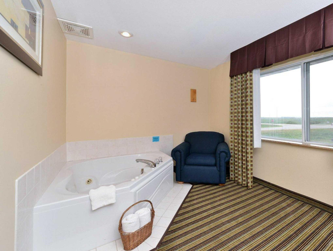 Bathroom 4, American Inn & Suites Peosta, Dubuque