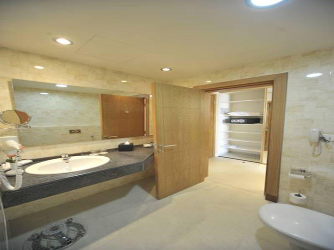 Bathroom, Ramada Resort Dead Sea, Shooneh Janoobiyyeh