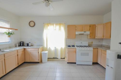 College Hill Palace - Two Bedroom Apartment J1, Providence