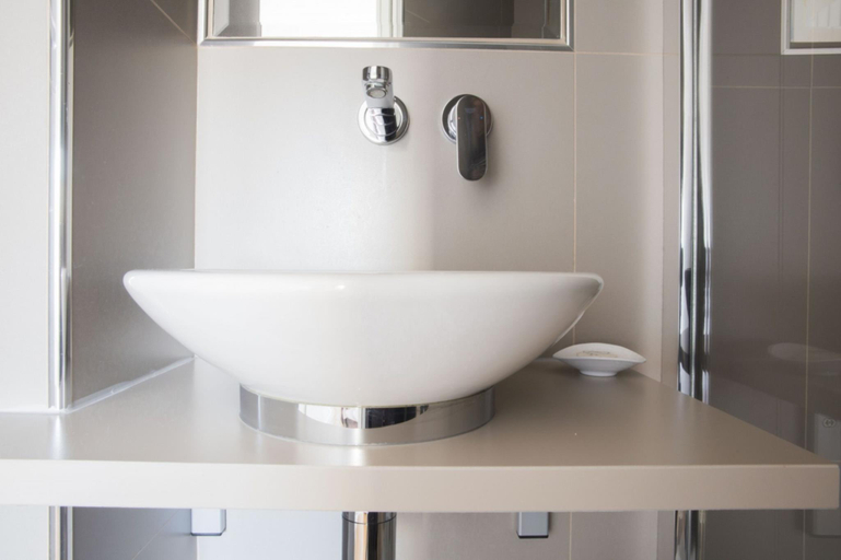 Bathroom 4, New Orient Hotel, Paris