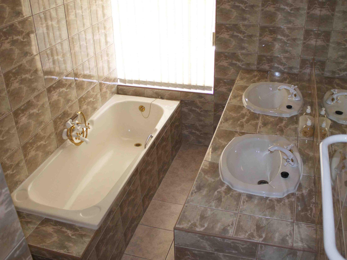 Bathroom 2, Florentia Guest House, Mangaung