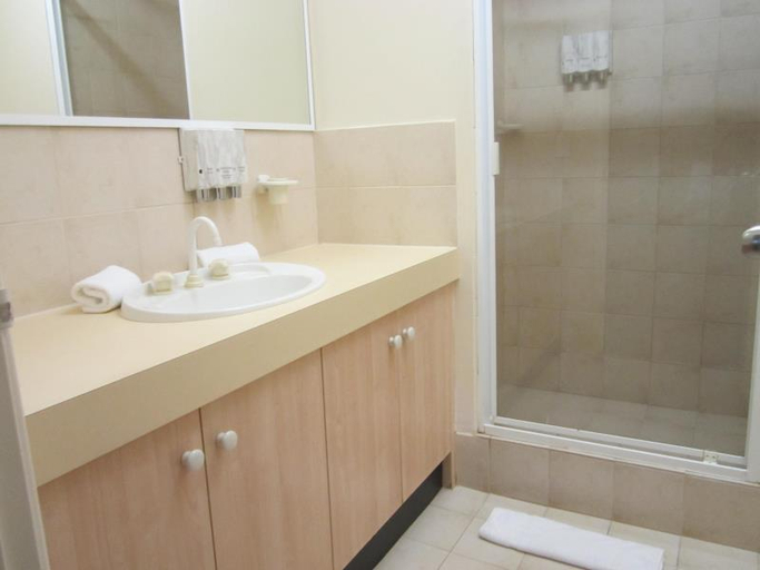 Bathroom 5, Starwest Apartments Alderney on Hay, Perth