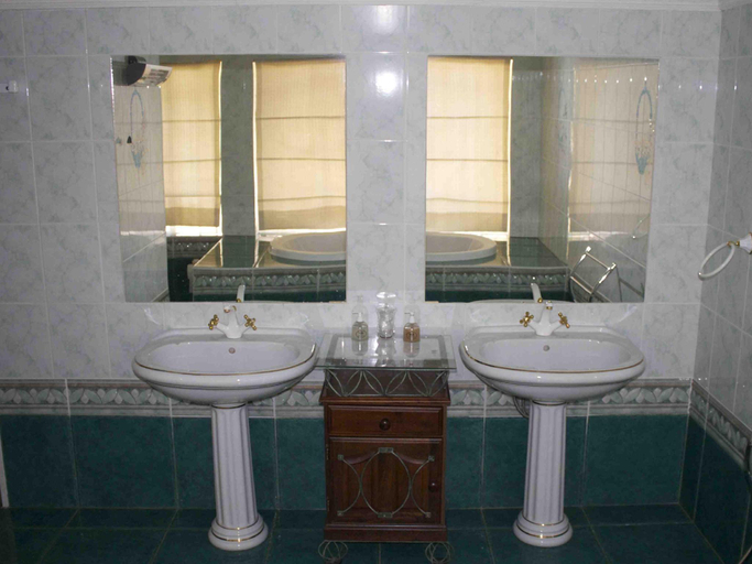 Bathroom 1, Florentia Guest House, Mangaung