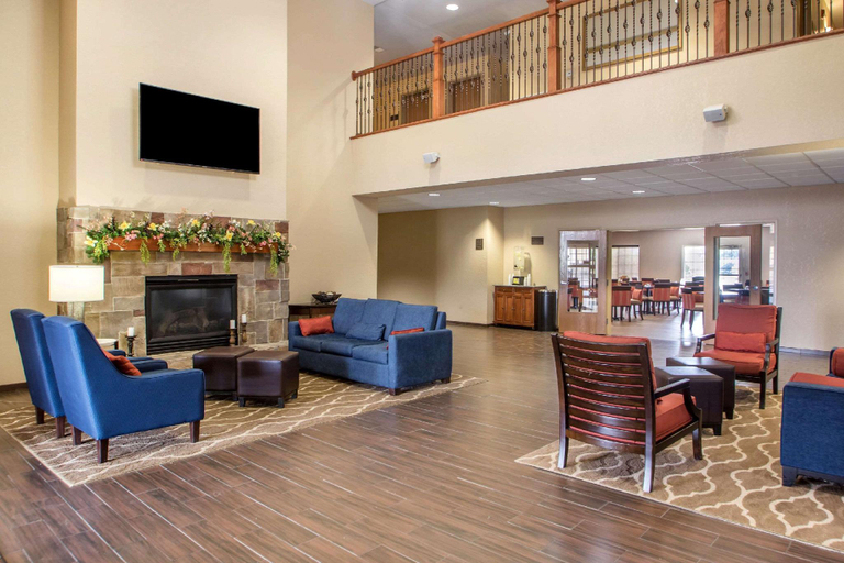 Public Area 3, Comfort Suites Johnson Creek Conference Center, Jefferson