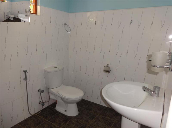 Bathroom 4, Thusara Guesthouse, Weligama
