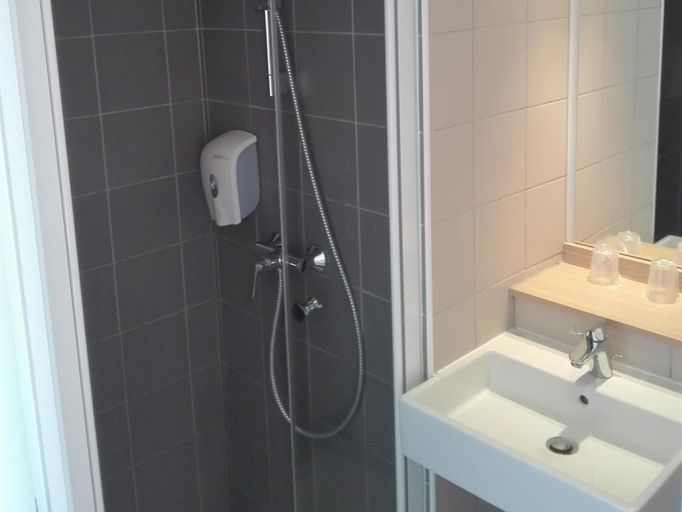 Bathroom 5, Hôtel Première Classe Thionville, Moselle