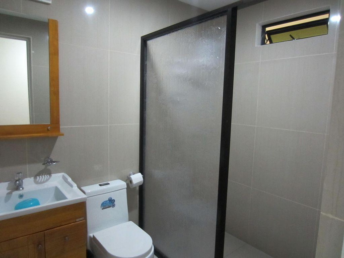 Bathroom 1, Hotel Aroha, Tagaytay City