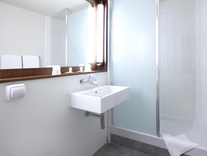 Bathroom 4, Hotel Campanile Grenoble Nord - Saint Egrève, Isère