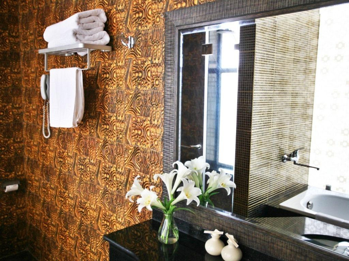 Bathroom 4, Mercury Central Hotel Hanoi, Hoàn Kiếm