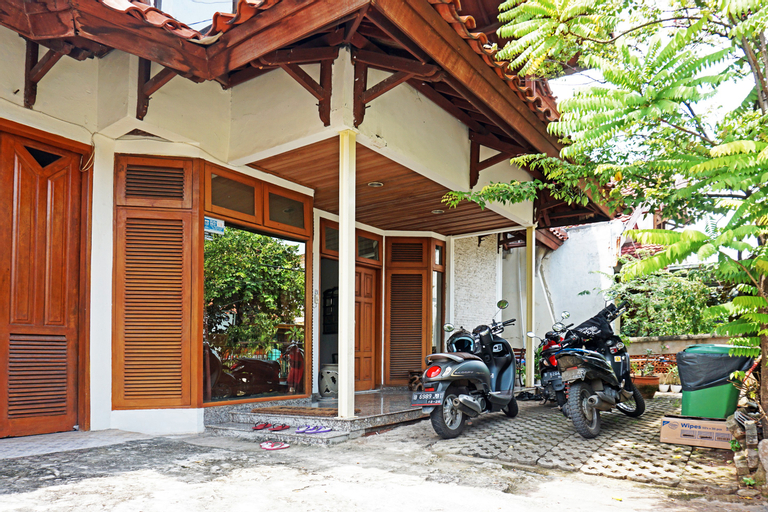 Exterior & Views 2, OYO 90824 Griya Ummiku Syariah, Central Jakarta