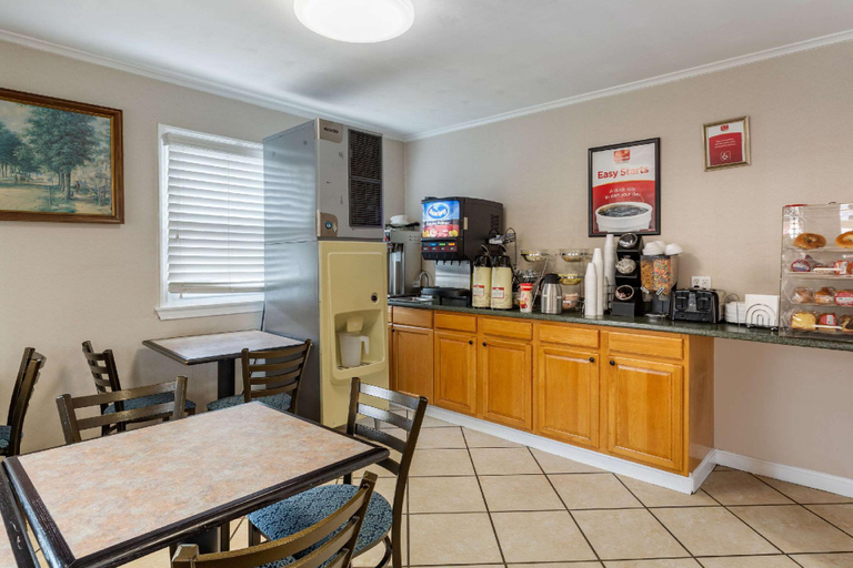 Food & Drinks 5, Econo Lodge Sturbridge Route 20, Worcester