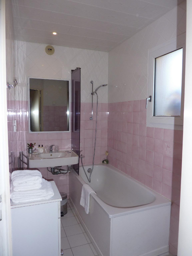 Bathroom 4, Hotel A La Renommee, Yonne