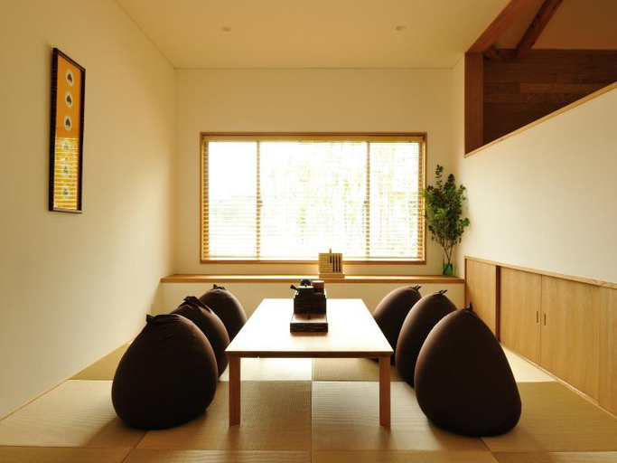 Others 3, Aqua Ignis Ryokan, Komono