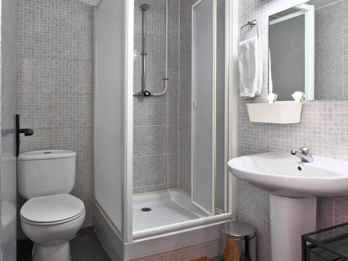Bathroom 4, HelloBCN Hostel Barcelona, Barcelona