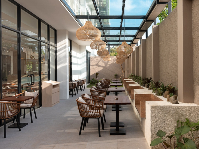 Exterior & Views 11
