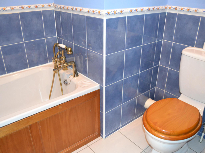 Bathroom 4, Lindum Hotel, East Sussex