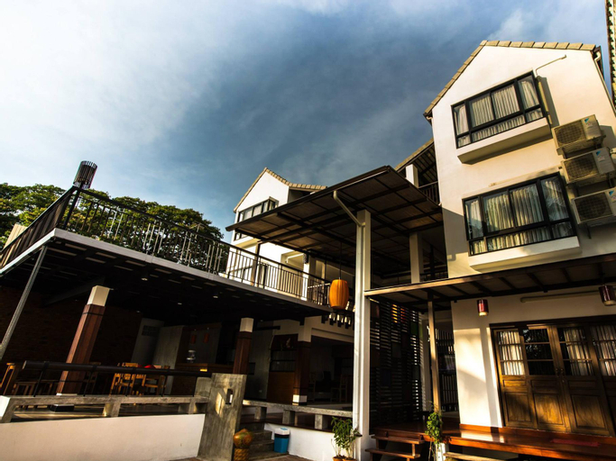 Exterior & Views 26