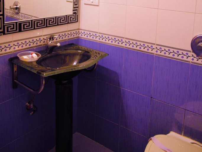 Bathroom 5, Samdupling Guest House, Kangra