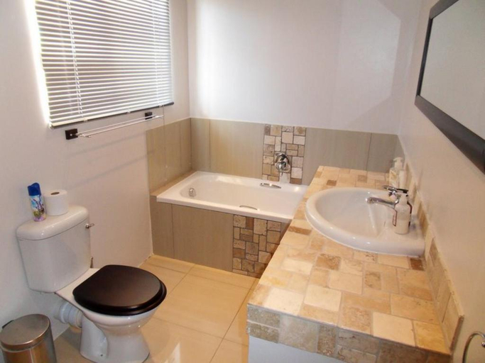 Bathroom 2, Haus Holzapfel Bed and Breakfast, Central Karoo