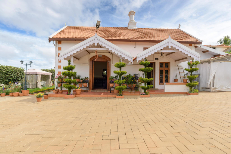 Exterior & Views