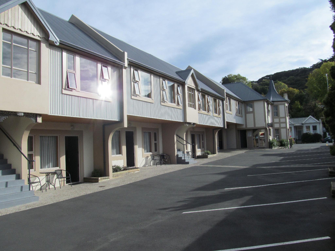 Others 5, Amross Motel, Dunedin