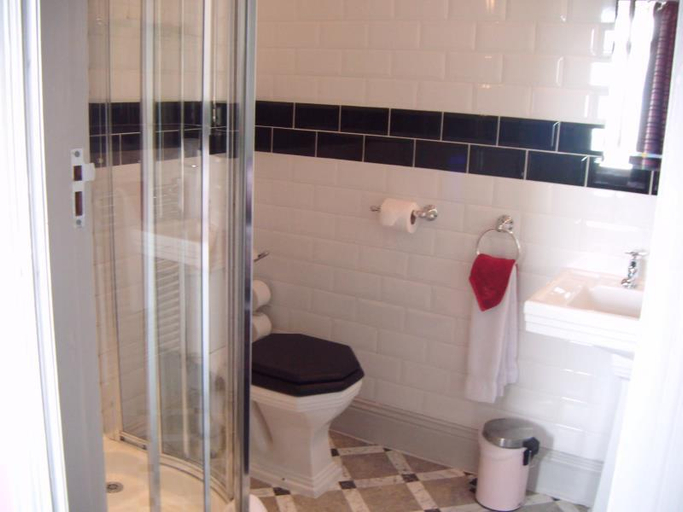 Bathroom 4, Grimscote Manor Hotel, Warwickshire
