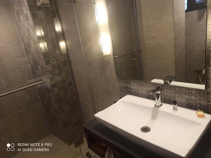 Bathroom 4, Country Inn & Suites by Radisson Sonamarg, Ganderbal
