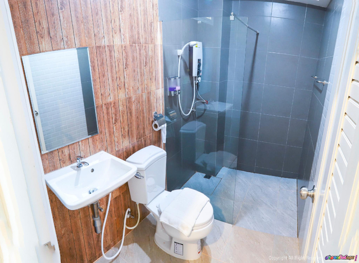 Bathroom 4, The Color Ville Hotel, Muang Sakon Nakhon